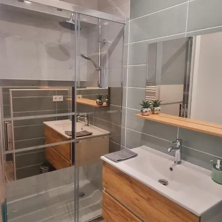 Apartment T2 Climatise 40 M 2, Non Fumeur, Borne Electrique Sur Parking Les Animaux Ne Sont Pas Acceptes *